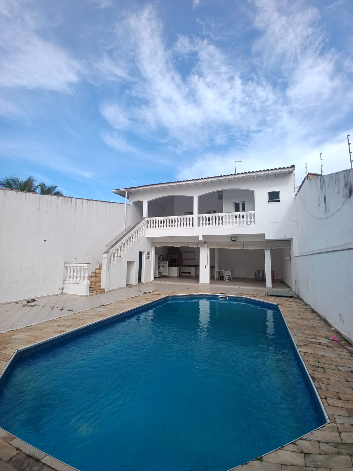 Casa Para Venda de 5 Dormitórios e Piscina a 50 metros da praia