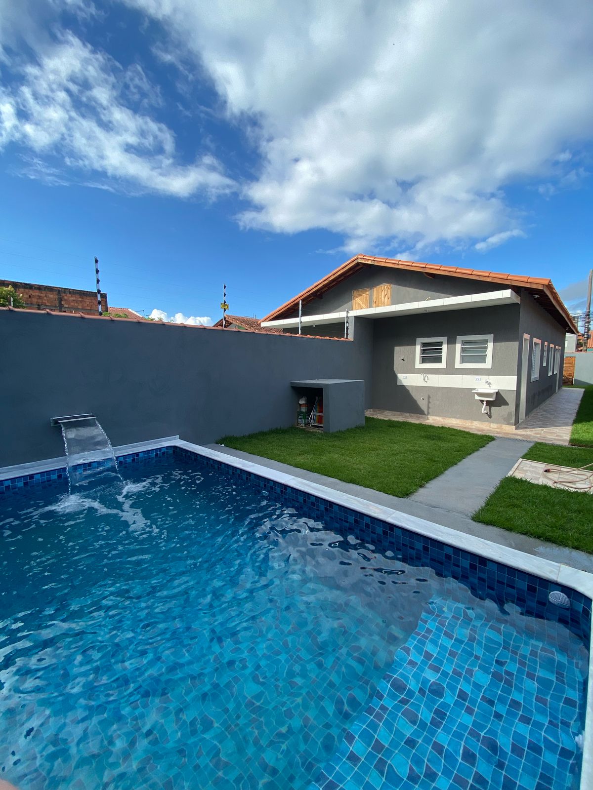 CASA NOVA COM PISCINA EM BAIRRO DE MORADORES NA PRAIA, NO JD JAMAICA A 1500 METROS DO MAR EM ITANHAÉM