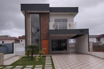 Luxuoso sobrado de alto padrão em condomínio fechado lado praia em Itanhaém