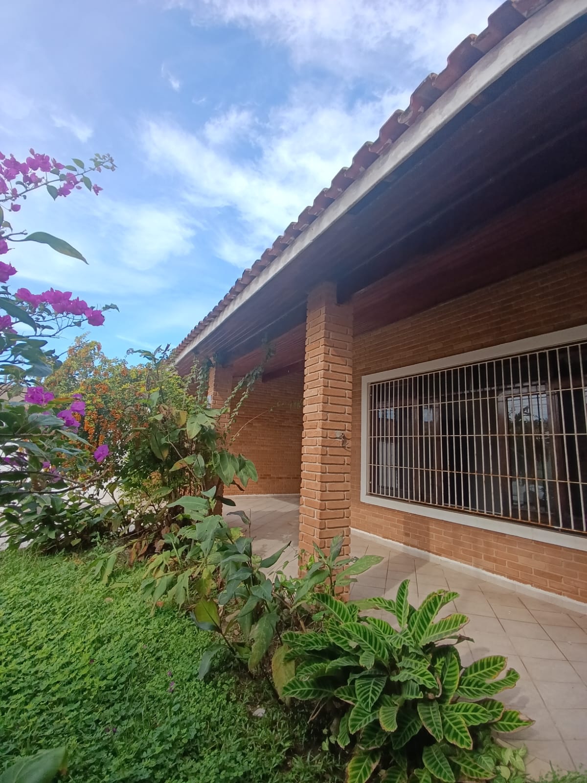 Casa Para Venda de 5 Dormitórios e Piscina a 50 metros da praia