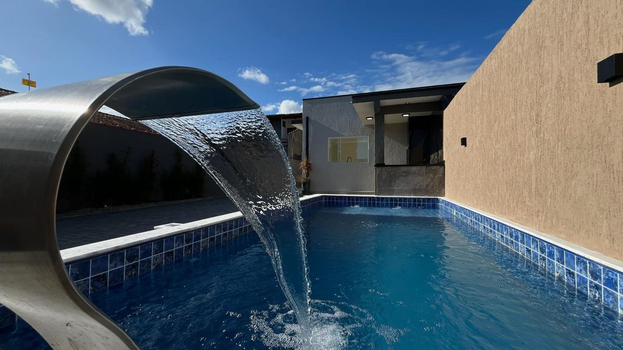 CASA NOVA EM ALTO PADRAO COM PISCINA E 02 DORMITORIOS NA PRAIA