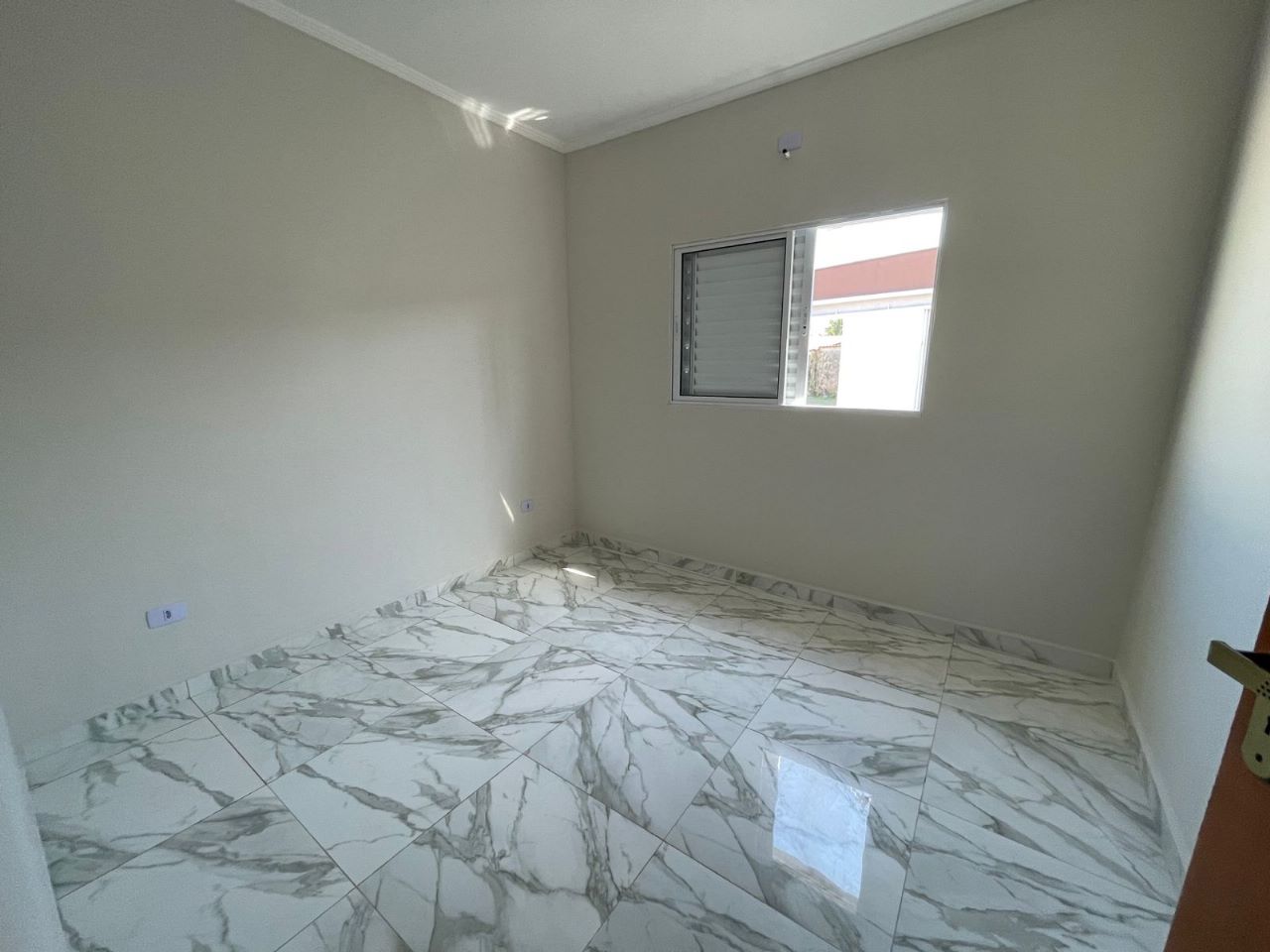 CASA NOVA COM PISCINA PARA VENDA NA PRAIA, NO SUARÃO A 500 METROS DO MAR EM ITANHAÉM/SP