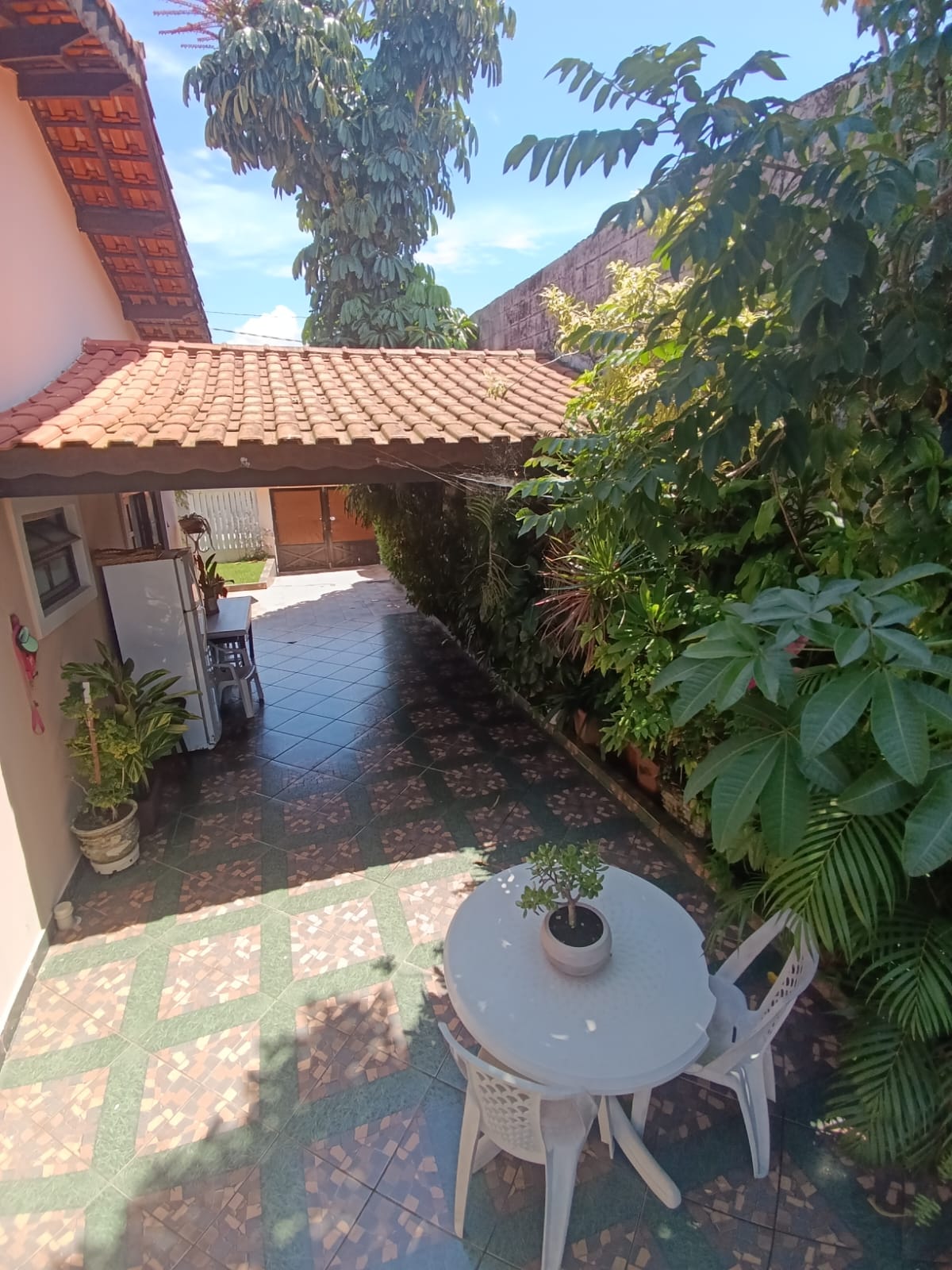 VENHA MORAR NESTA ACONCHEGANTE E ESPAÇOSA CASA PARA VENDA NO SUARÃO A 400 METROS DO MAR EM ITANHAÉM/SP