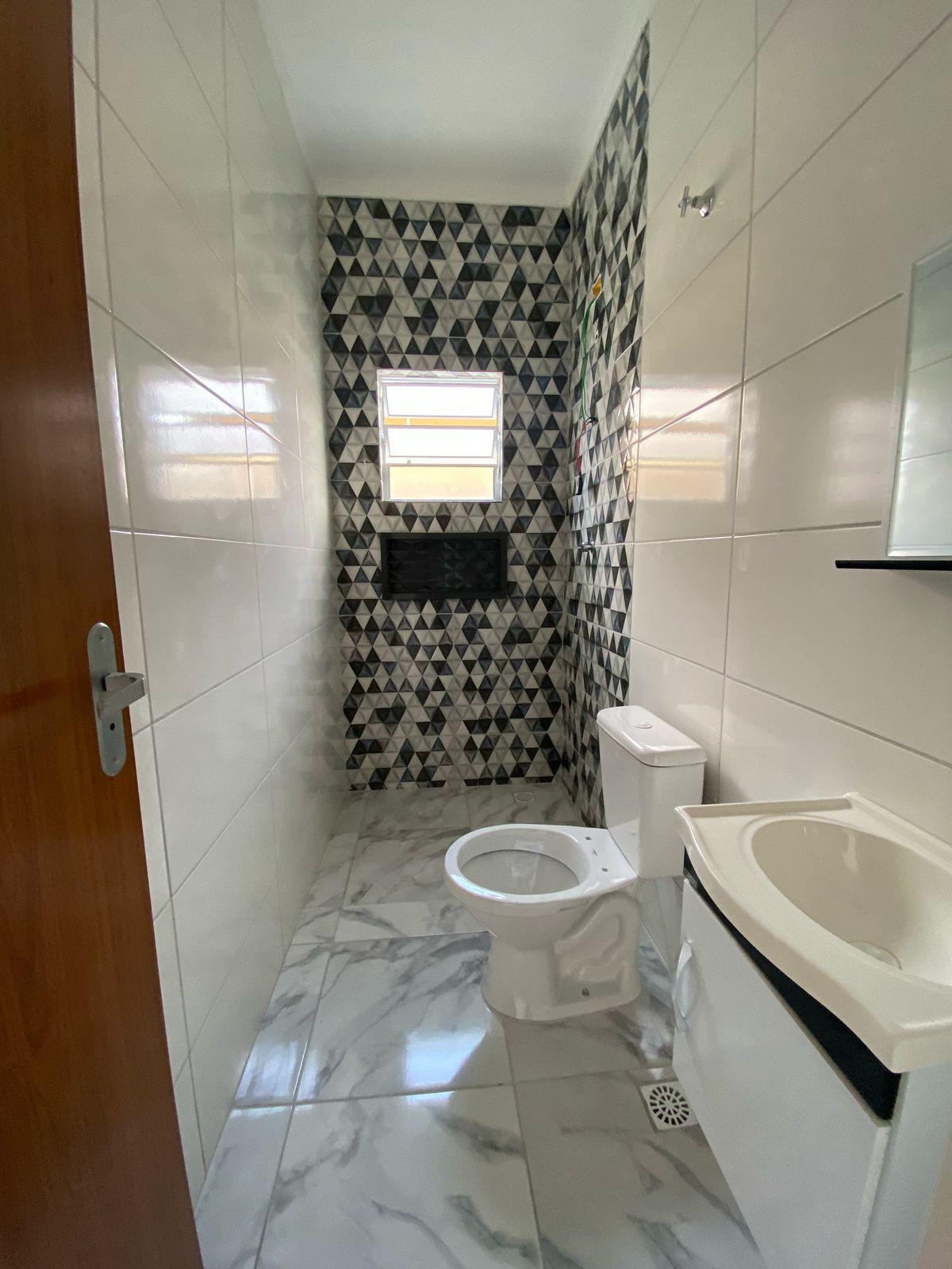 CASA NOVA COM PISCINA EM BAIRRO DE MORADORES NA PRAIA, NO JD JAMAICA A 1500 METROS DO MAR EM ITANHAÉM