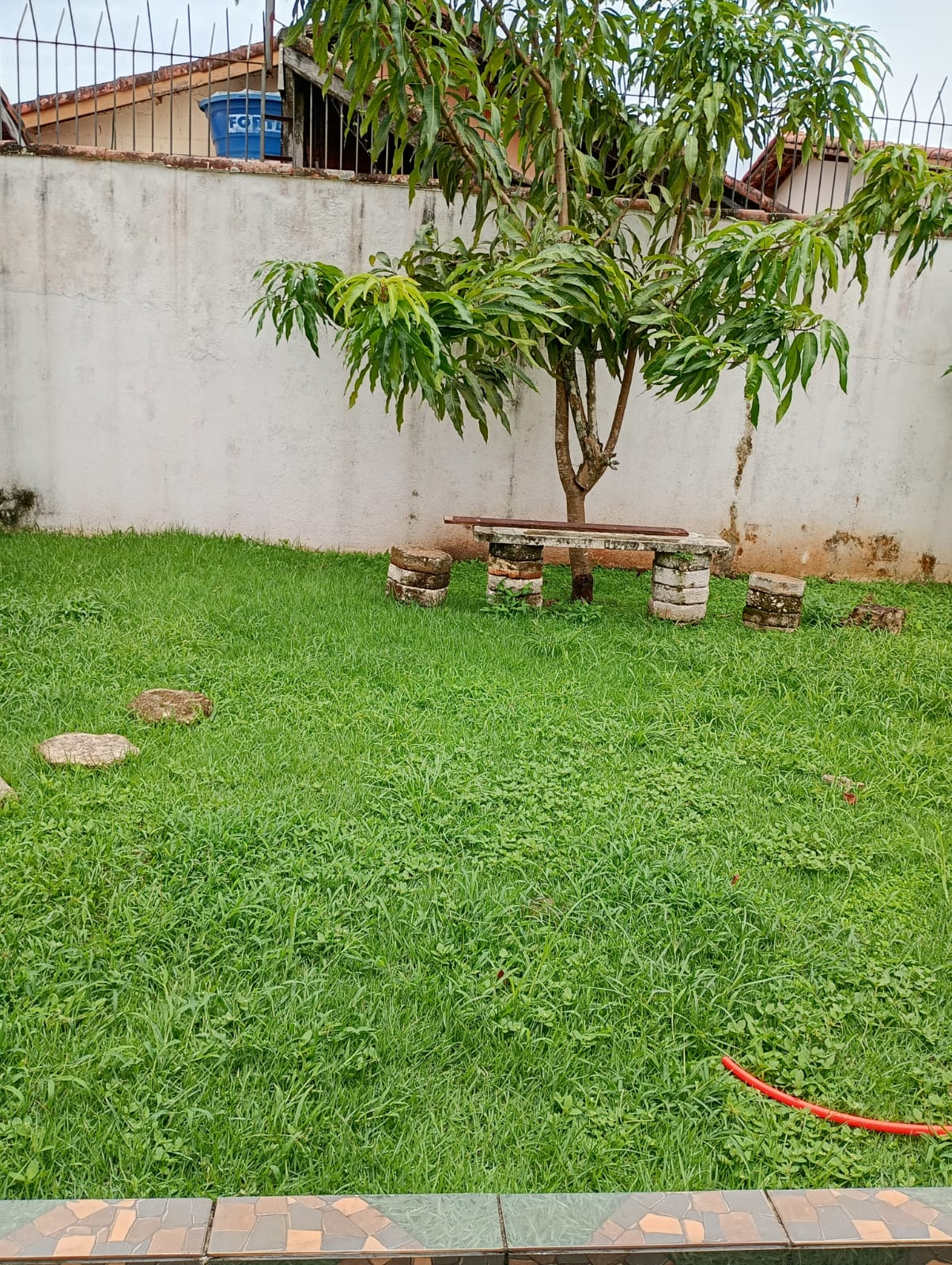 VENHA MORAR NESTA ACONCHEGANTE E ESPAÇOSA CASA PARA VENDA NO SUARÃO A 400 METROS DO MAR EM ITANHAÉM/SP