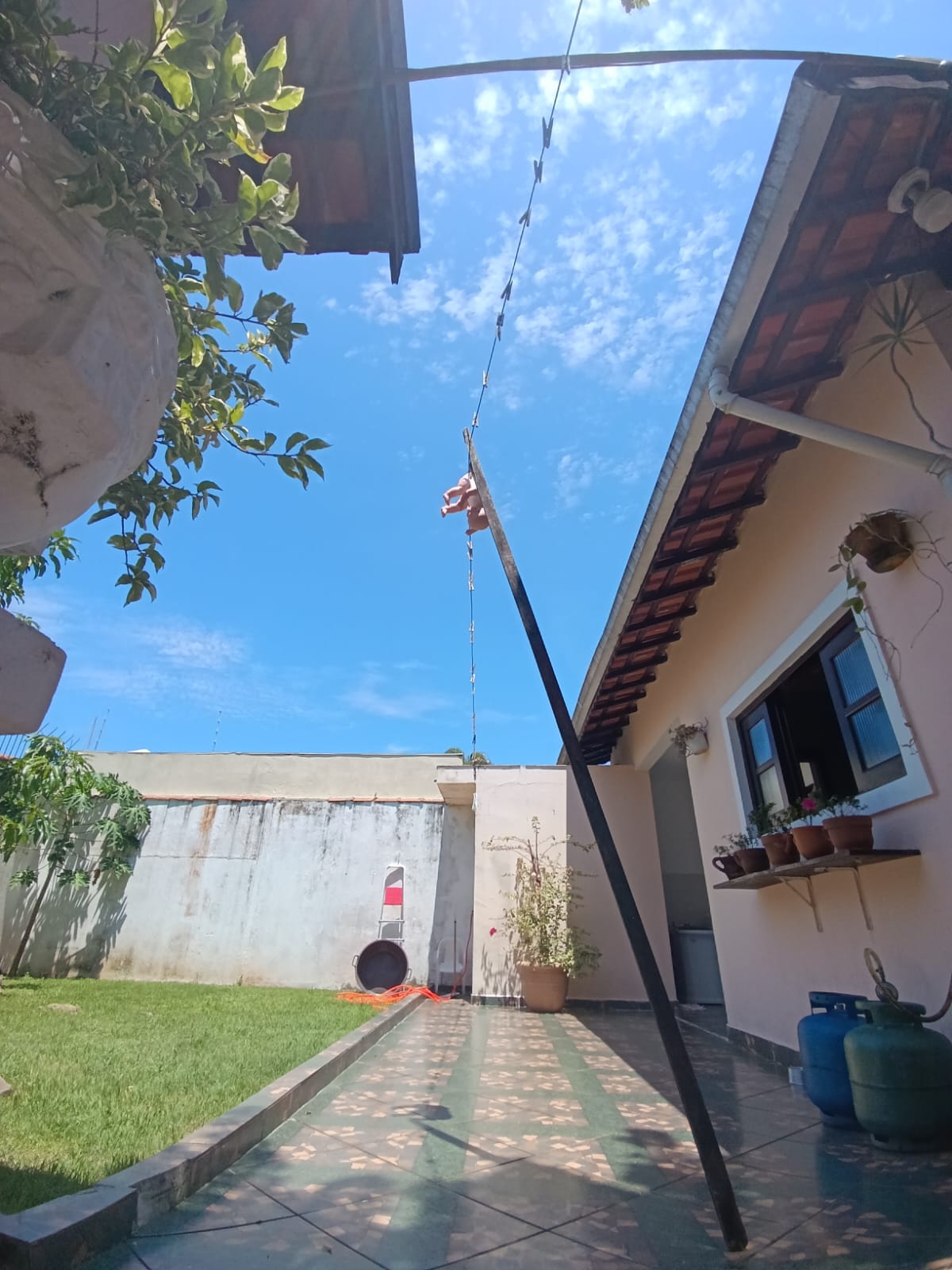 VENHA MORAR NESTA ACONCHEGANTE E ESPAÇOSA CASA PARA VENDA NO SUARÃO A 400 METROS DO MAR EM ITANHAÉM/SP