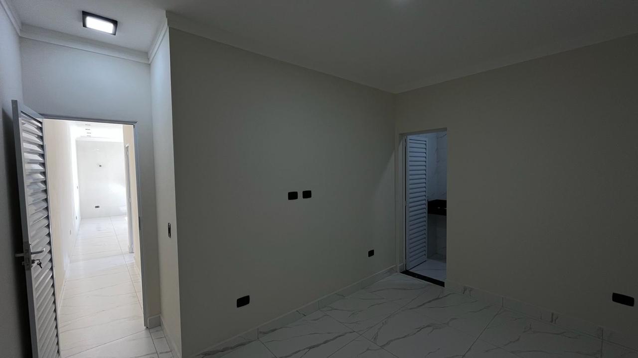 CASA NOVA EM ALTO PADRAO COM PISCINA E 02 DORMITORIOS NA PRAIA