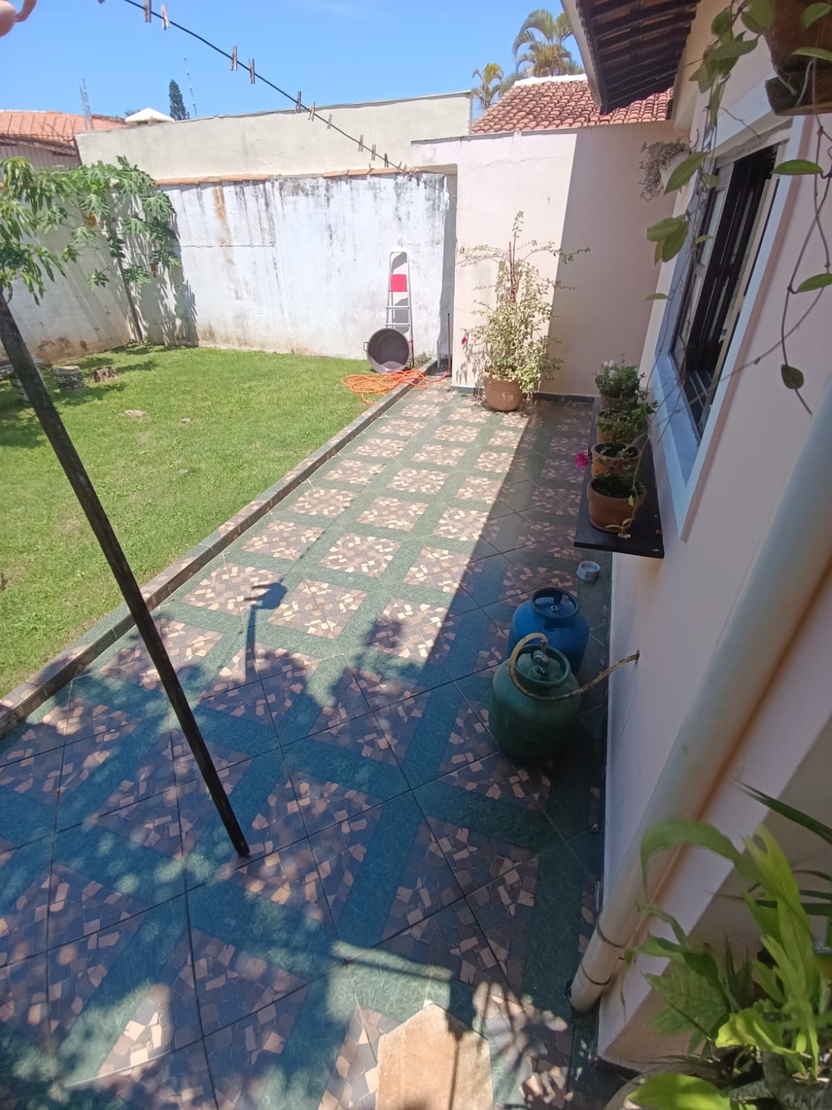 VENHA MORAR NESTA ACONCHEGANTE E ESPAÇOSA CASA PARA VENDA NO SUARÃO A 400 METROS DO MAR EM ITANHAÉM/SP