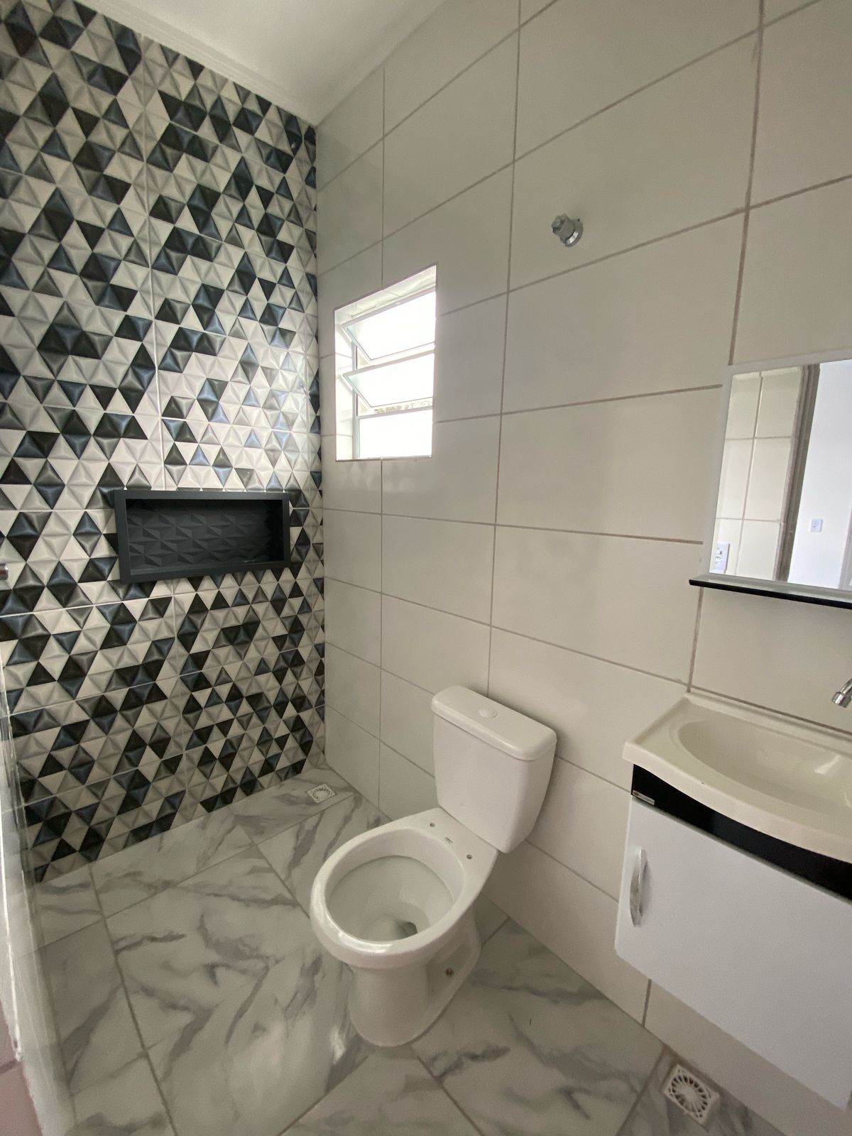 CASA NOVA COM PISCINA EM BAIRRO DE MORADORES NA PRAIA, NO JD JAMAICA A 1500 METROS DO MAR EM ITANHAÉM