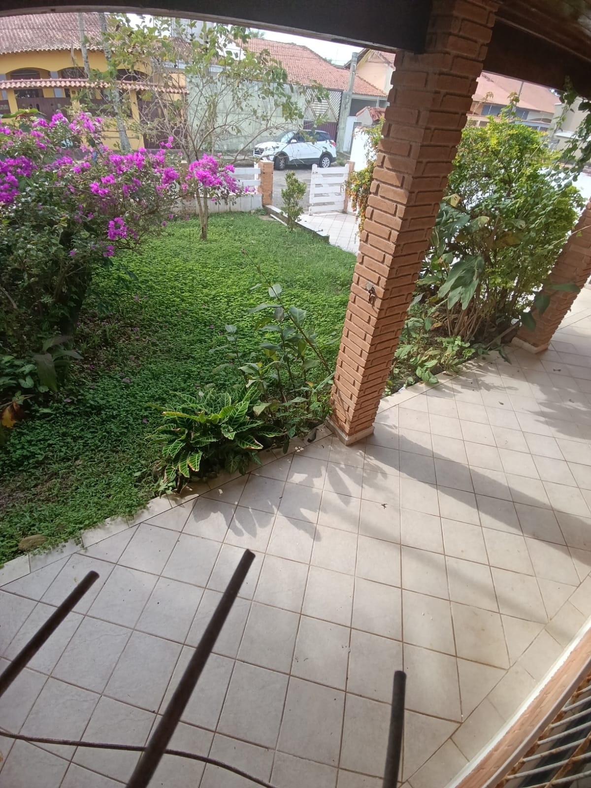 Casa Para Venda de 5 Dormitórios e Piscina a 50 metros da praia