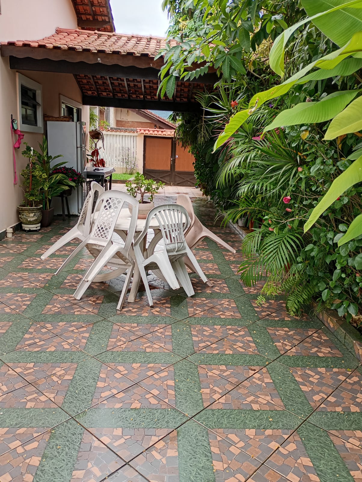 VENHA MORAR NESTA ACONCHEGANTE E ESPAÇOSA CASA PARA VENDA NO SUARÃO A 400 METROS DO MAR EM ITANHAÉM/SP