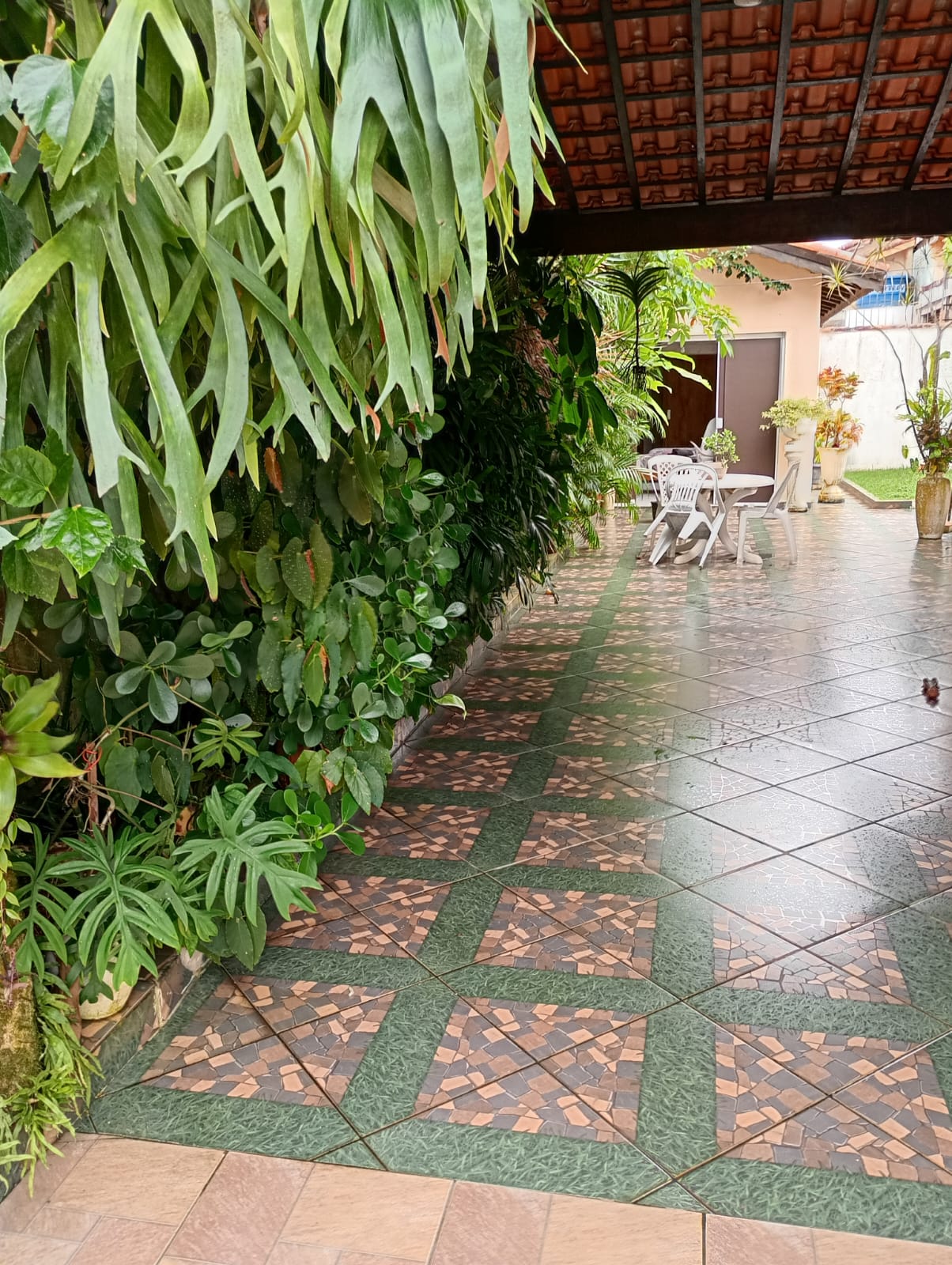 VENHA MORAR NESTA ACONCHEGANTE E ESPAÇOSA CASA PARA VENDA NO SUARÃO A 400 METROS DO MAR EM ITANHAÉM/SP