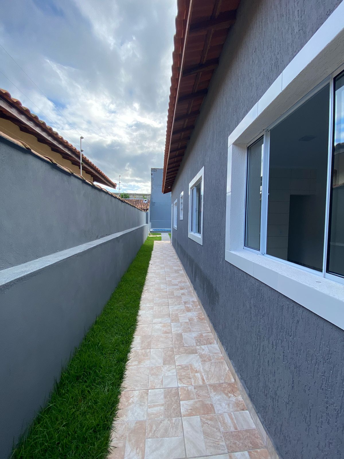 CASA NOVA COM PISCINA EM BAIRRO DE MORADORES NA PRAIA, NO JD JAMAICA A 1500 METROS DO MAR EM ITANHAÉM