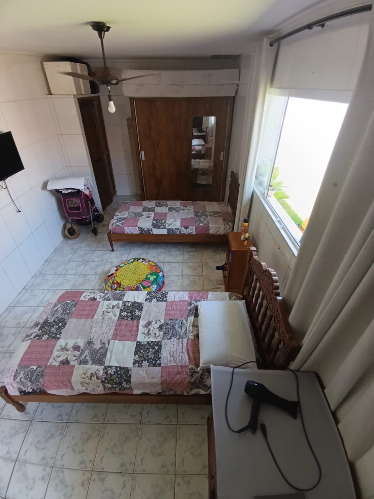 VENHA MORAR NESTA ACONCHEGANTE E ESPAÇOSA CASA PARA VENDA NO SUARÃO A 400 METROS DO MAR EM ITANHAÉM/SP