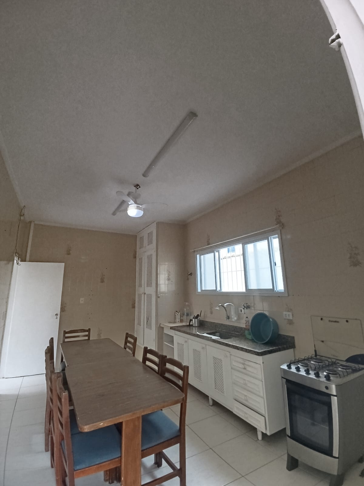 Casa Para Venda de 5 Dormitórios e Piscina a 50 metros da praia