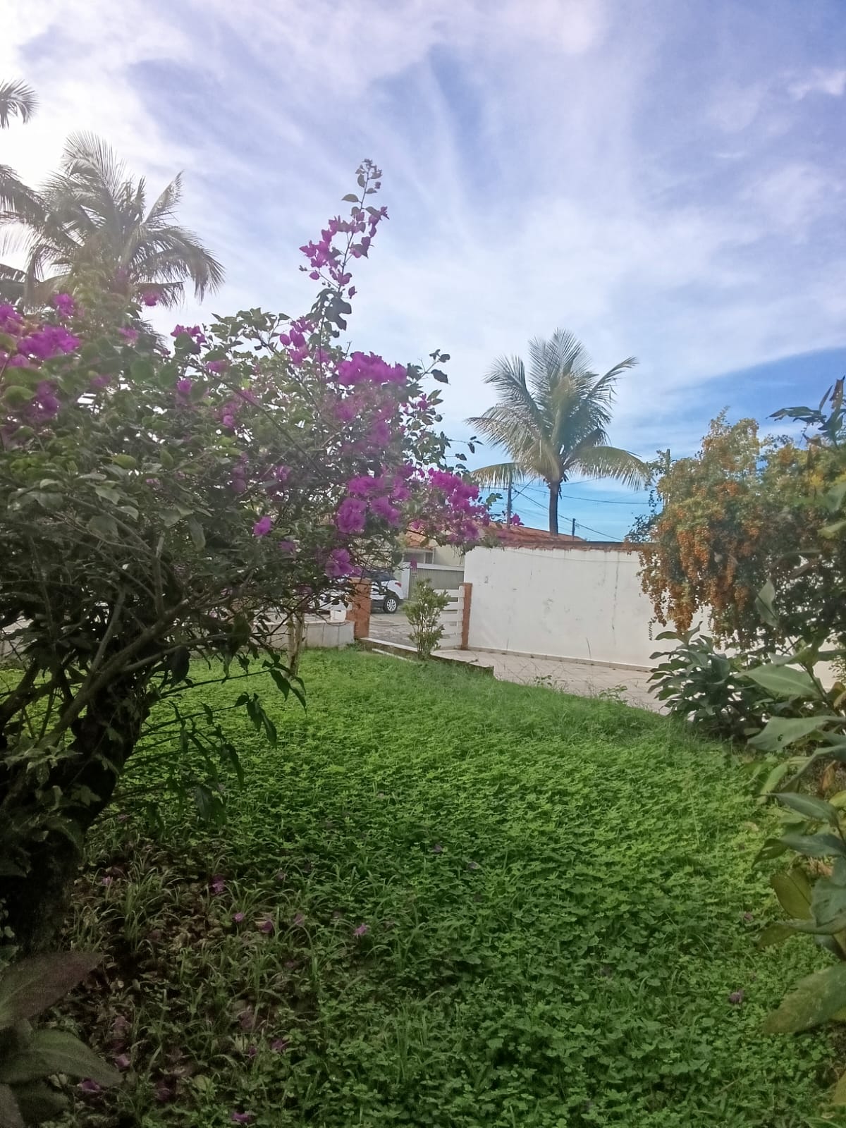 Casa Para Venda de 5 Dormitórios e Piscina a 50 metros da praia