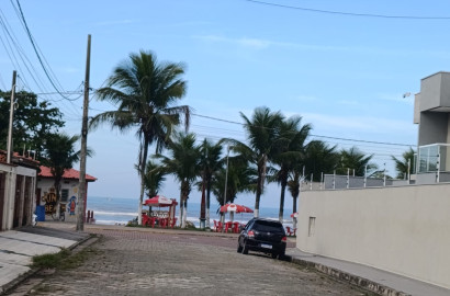 Casa Para Venda de 5 Dormitórios e Piscina a 50 metros da praia