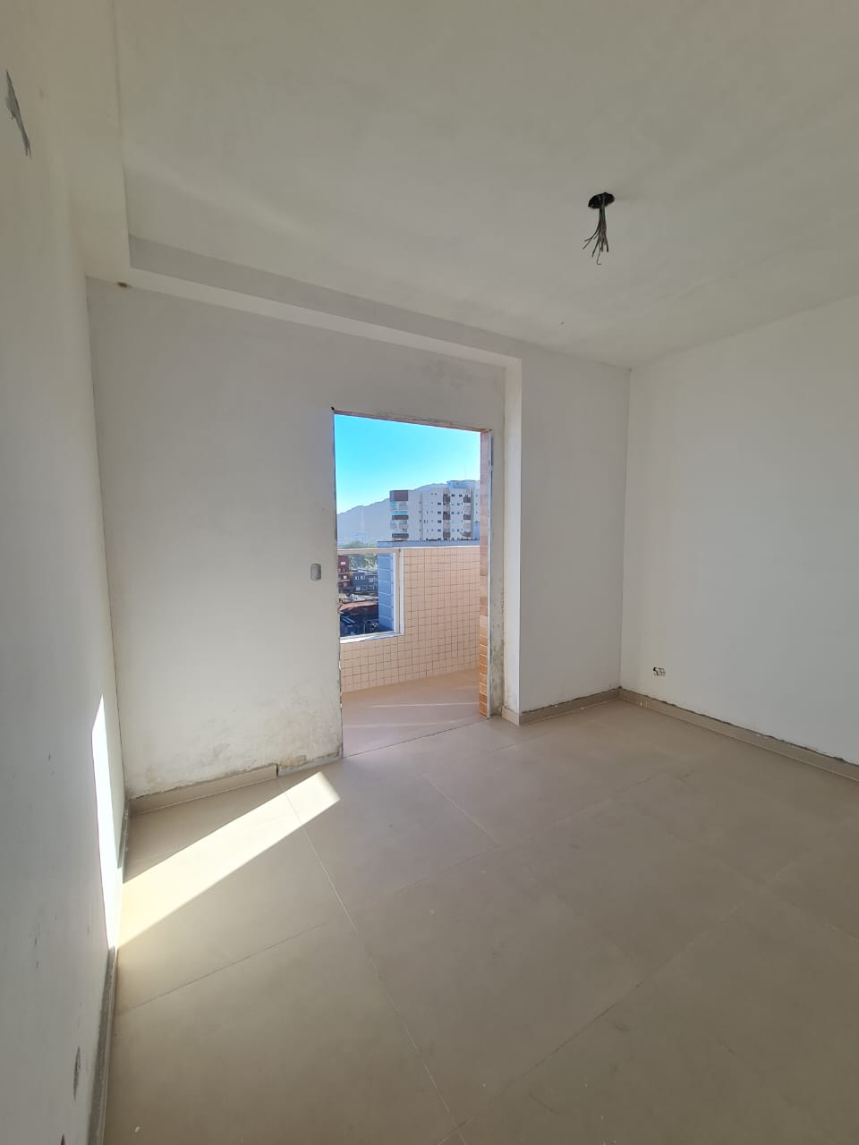 CAS261430 VENHA MORAR EM MONGAGUÁ NESTE BELISSIMO APARTAMENTO COM PISCINA DE BORDA INFINITA