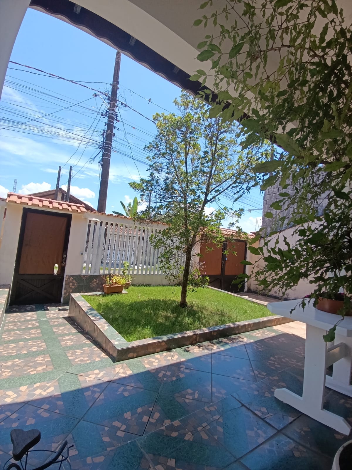 VENHA MORAR NESTA ACONCHEGANTE E ESPAÇOSA CASA PARA VENDA NO SUARÃO A 400 METROS DO MAR EM ITANHAÉM/SP