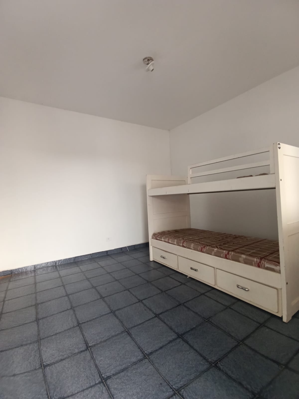 Casa Para Venda de 5 Dormitórios e Piscina a 50 metros da praia