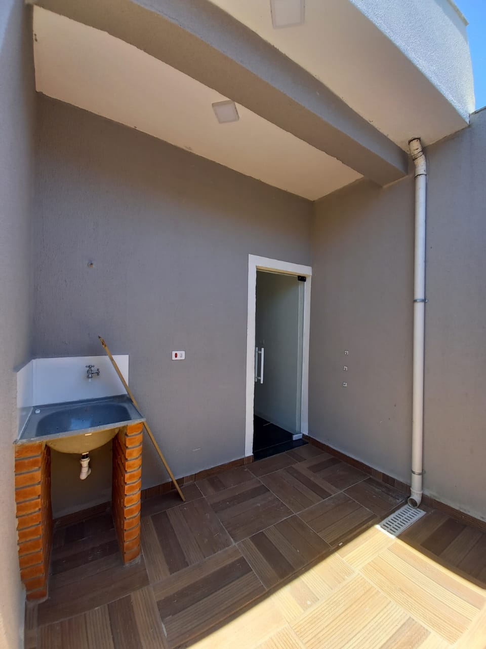 Casa 2 Dorms (1 Suíte) com Planejados e Piscina com Cascata