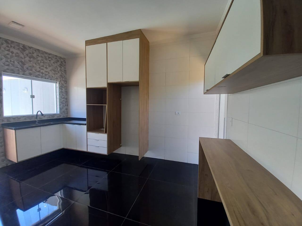 Casa 2 Dorms (1 Suíte) com Planejados e Piscina com Cascata