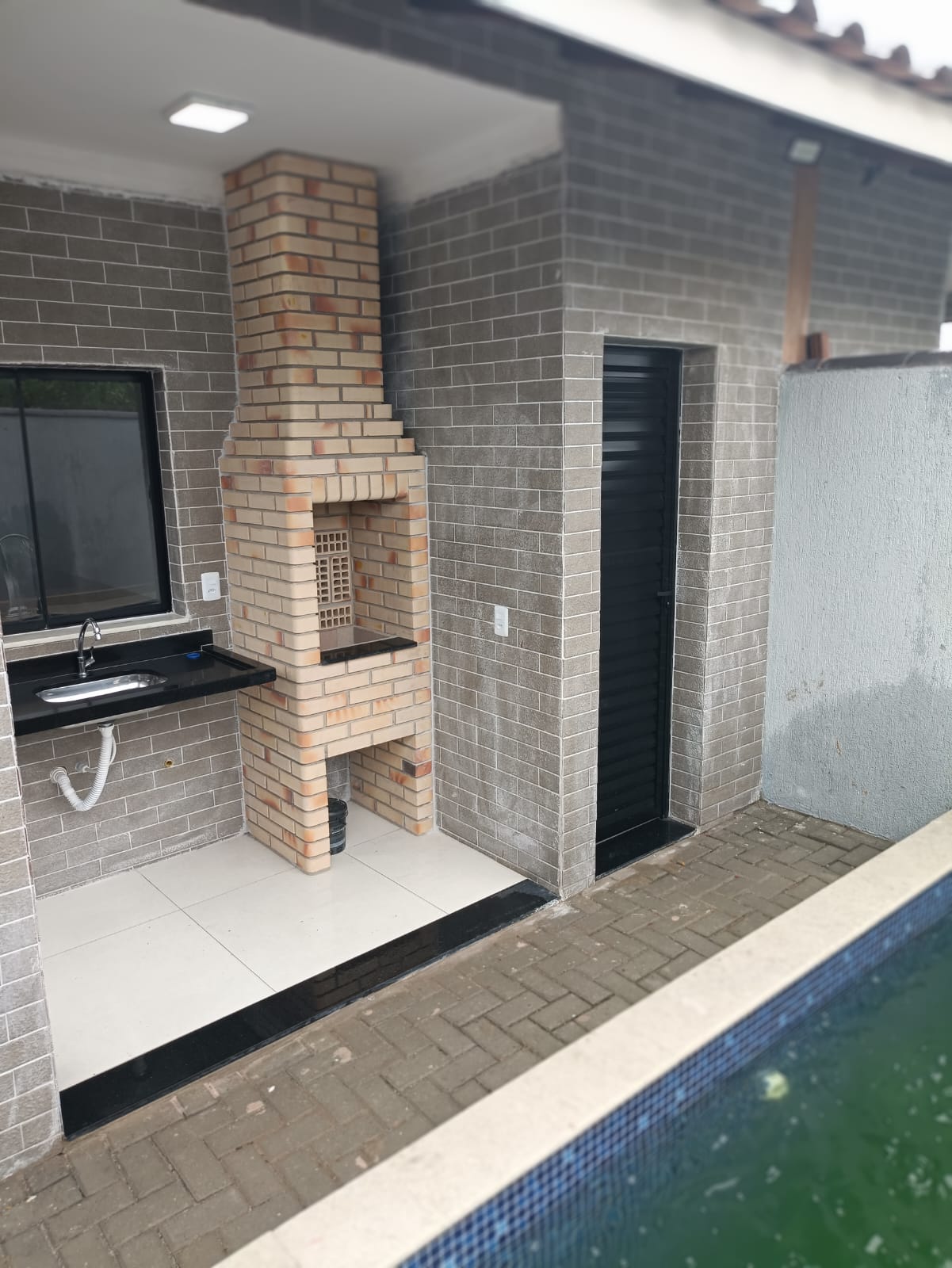 Casa Nova 3 Dorms (1 Suíte Master) com Piscina e Hidro - Lado Praia