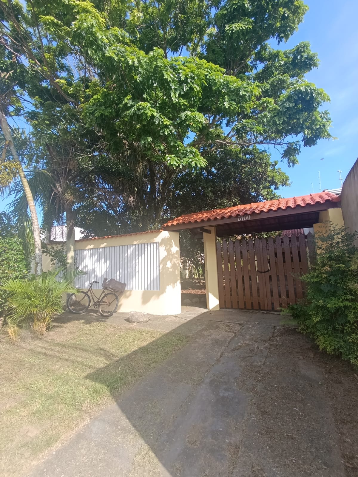 CAS261305 Edícula a 200 metros da praia em Itanhaém com 10 vagas de garagem