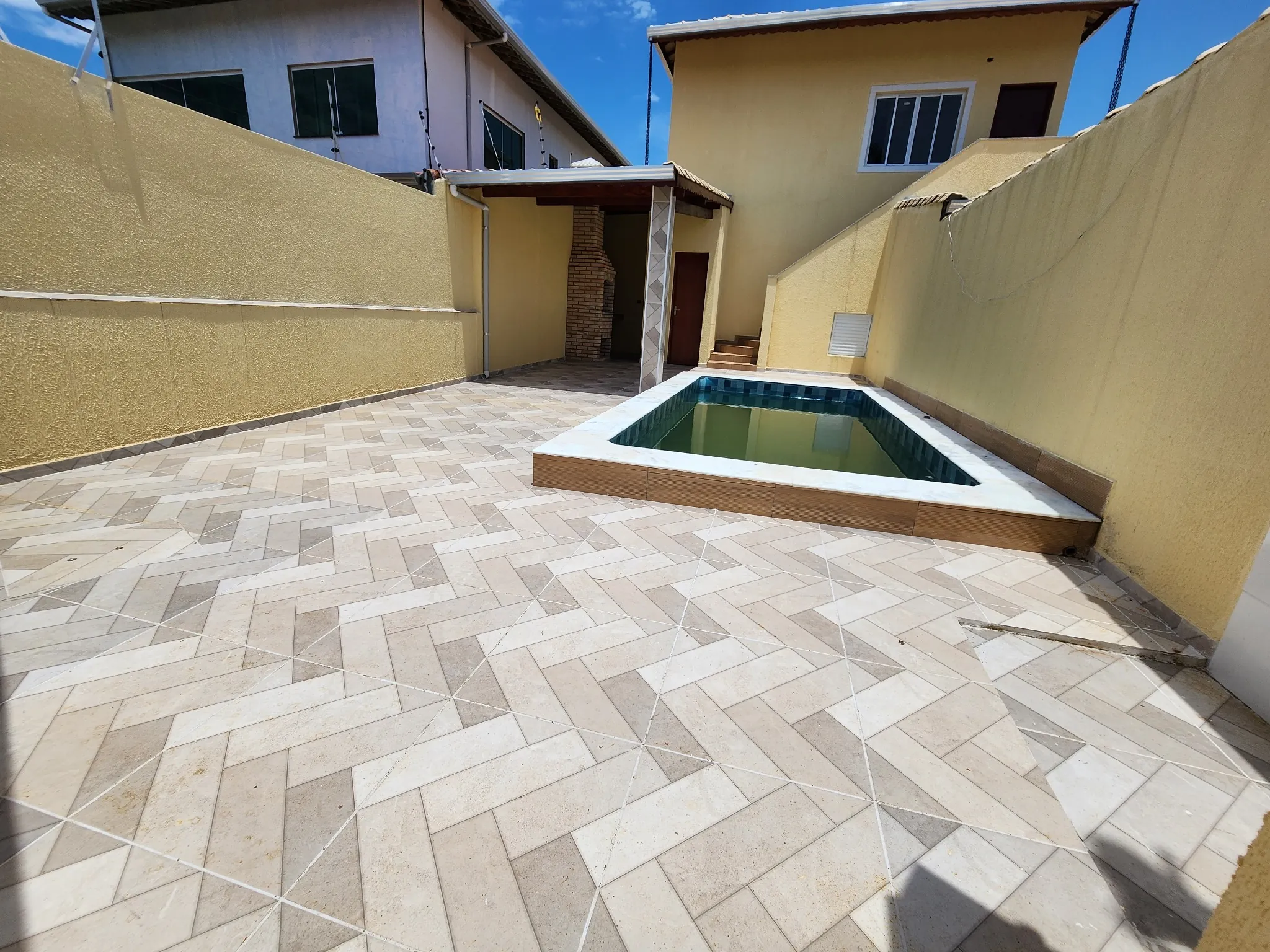 Casa Alta 2 Dorms (1 Suíte) com Piscina e Churrasqueira - 2 Vagas