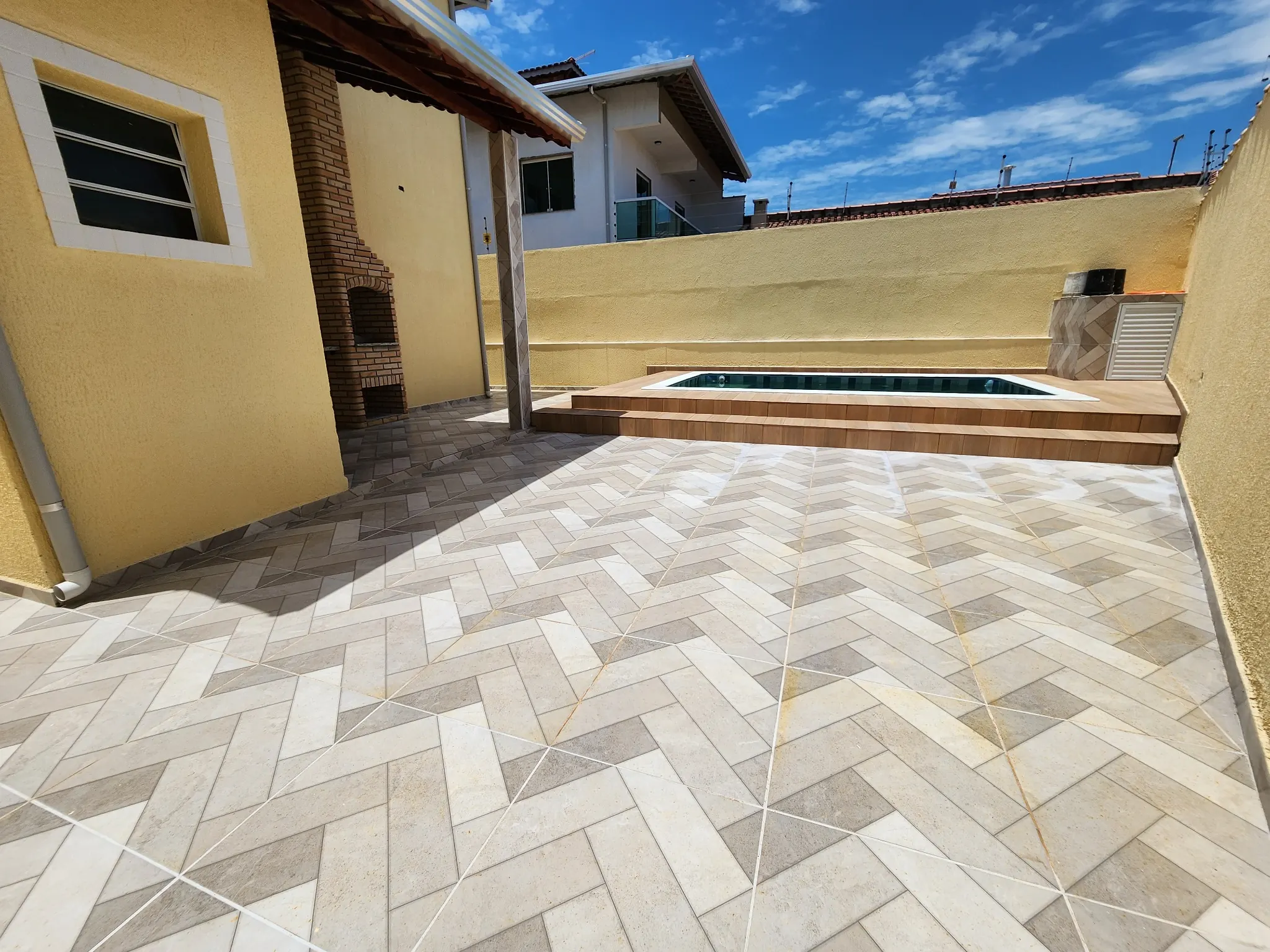 Casa Térrea 2 Dorms (1 Suíte) com Piscina e Churrasqueira - 2 Vagas