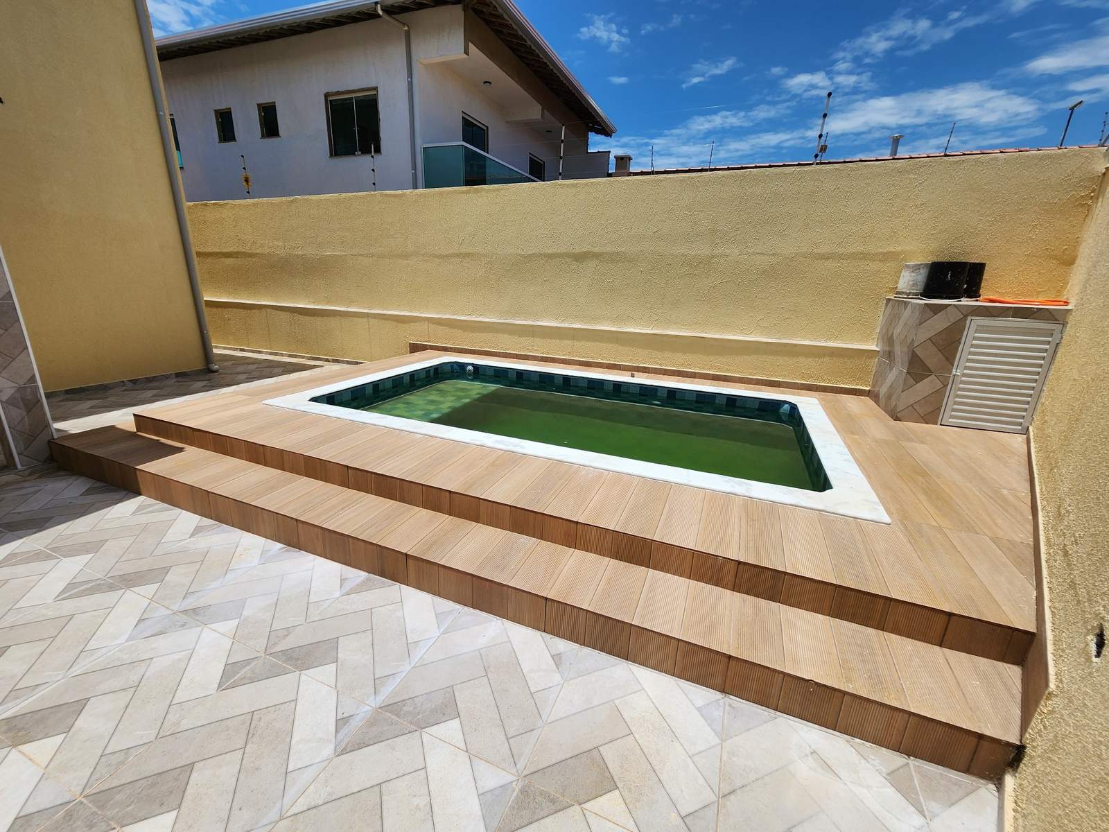 Casa Térrea 2 Dorms (1 Suíte) com Piscina e Churrasqueira - 2 Vagas