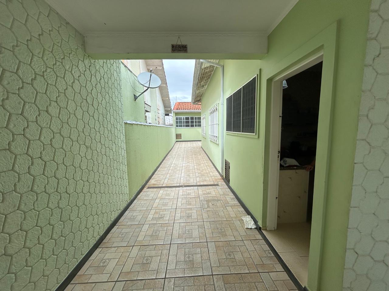 Casa em Peruíbe a 180 metros da praia com edícula e 5 vagas!