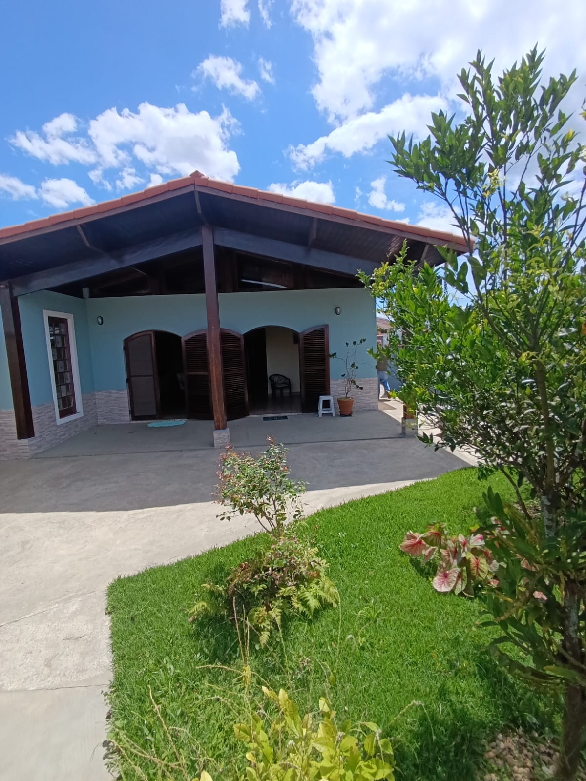 Casa de alto padrão em Itanhaém com energia solar e 4 dormitórios a 300m do mar!