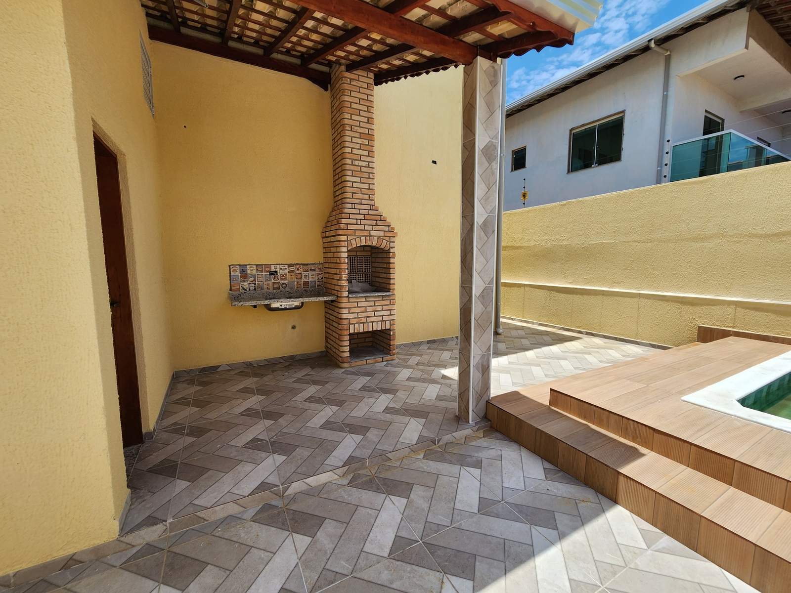 Casa Térrea 2 Dorms (1 Suíte) com Piscina e Churrasqueira - 2 Vagas