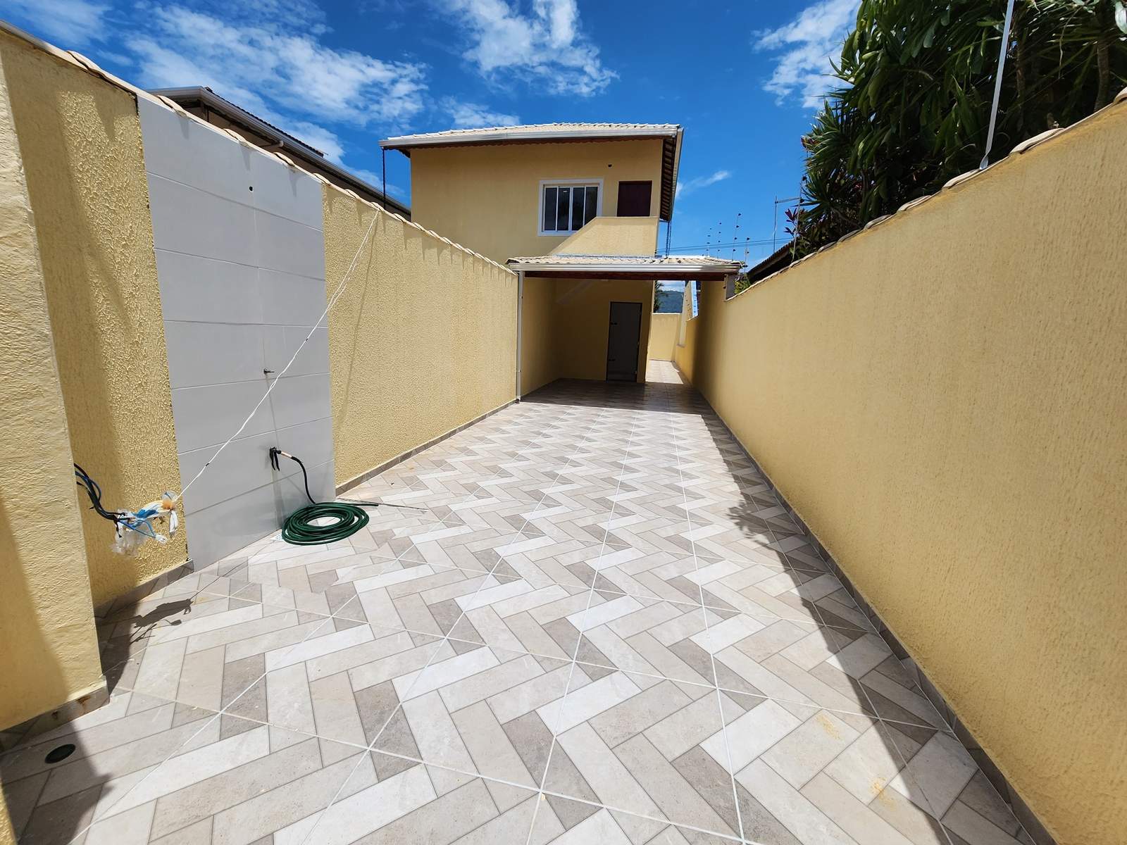 Casa Térrea 2 Dorms (1 Suíte) com Piscina e Churrasqueira - 2 Vagas