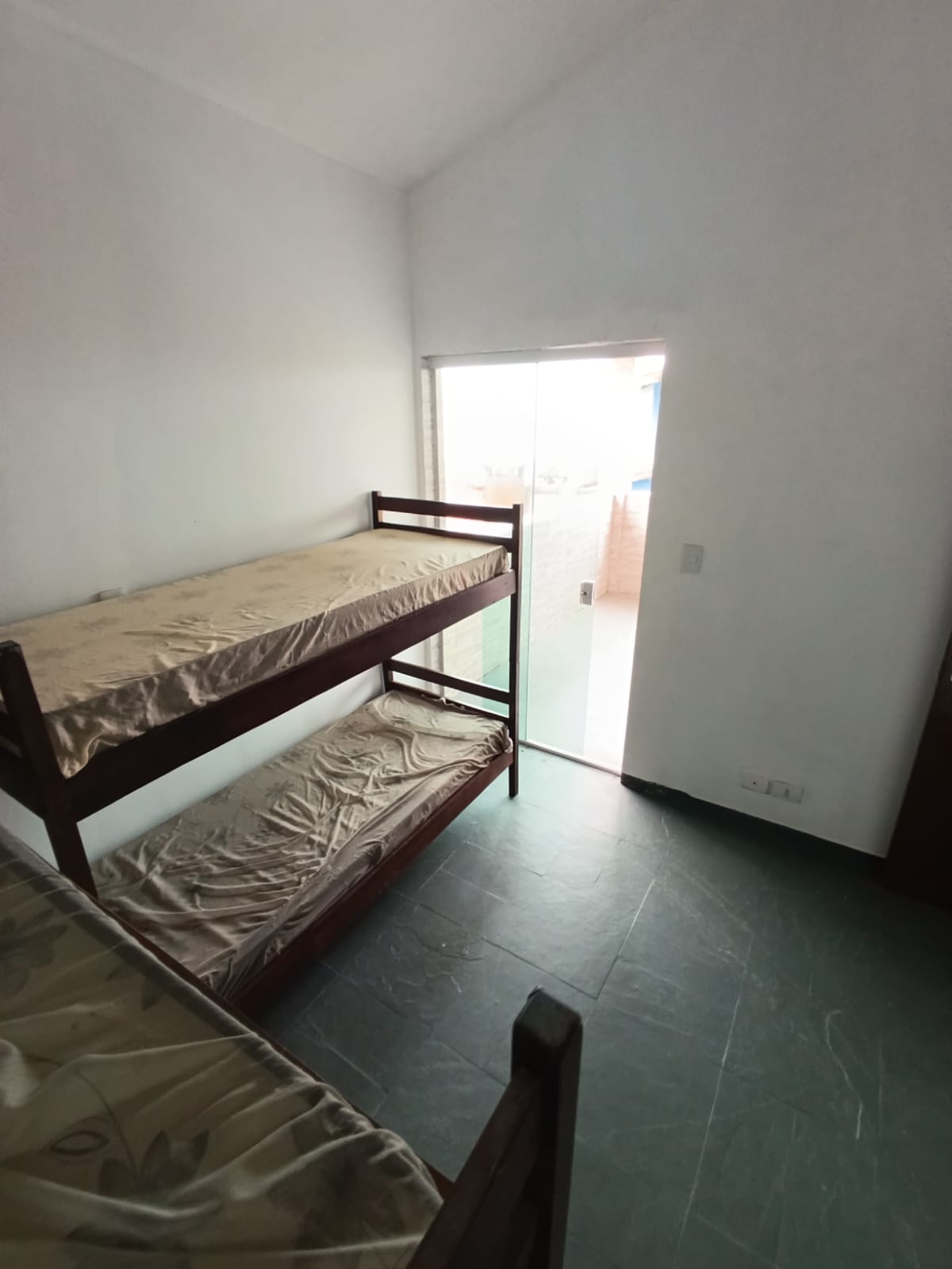 CAS231207 Sobrado à Venda no Suarão Itanhaém – 05 Dormitórios a 20m do Mar