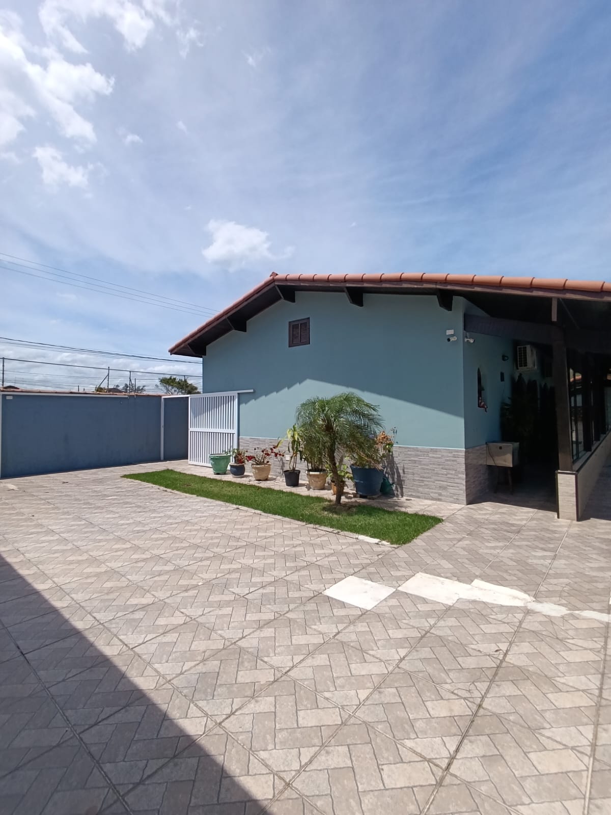 Casa de alto padrão em Itanhaém com energia solar e 4 dormitórios a 300m do mar!