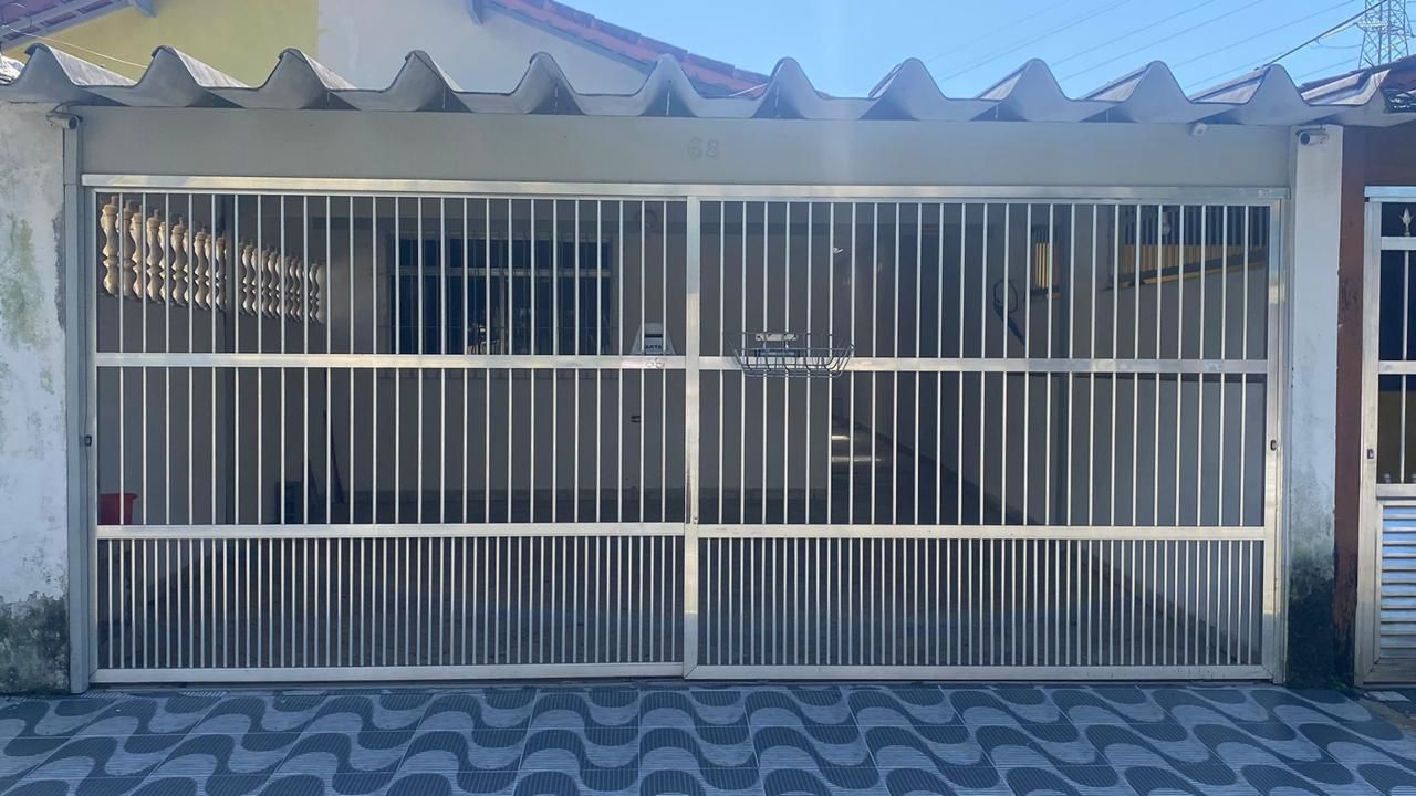 Casa Térrea com 3 Suítes, Ar-Condicionado e Piscina - Semi-Mobiliada