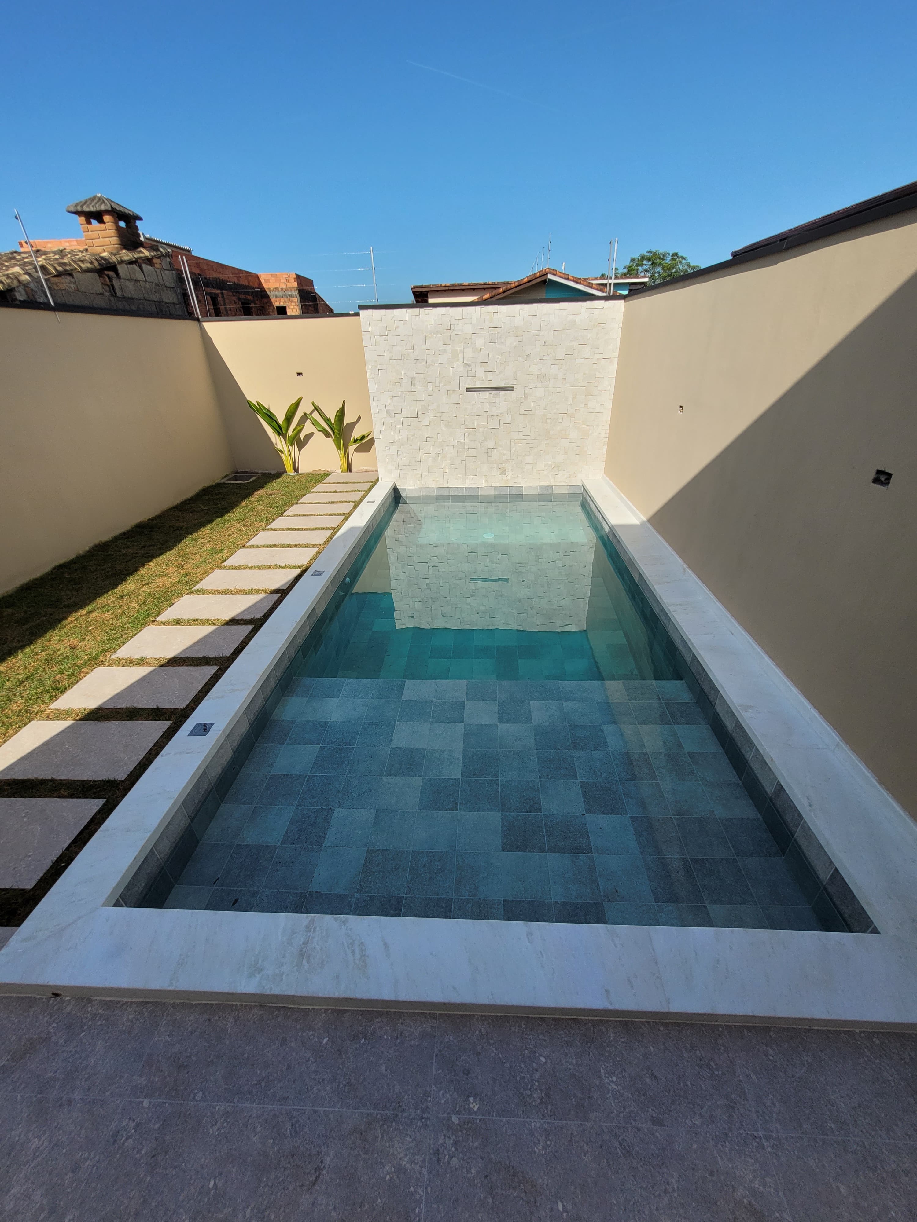 Casa em Itanhaém com piscina de alvenaria aceita financiamento bancário