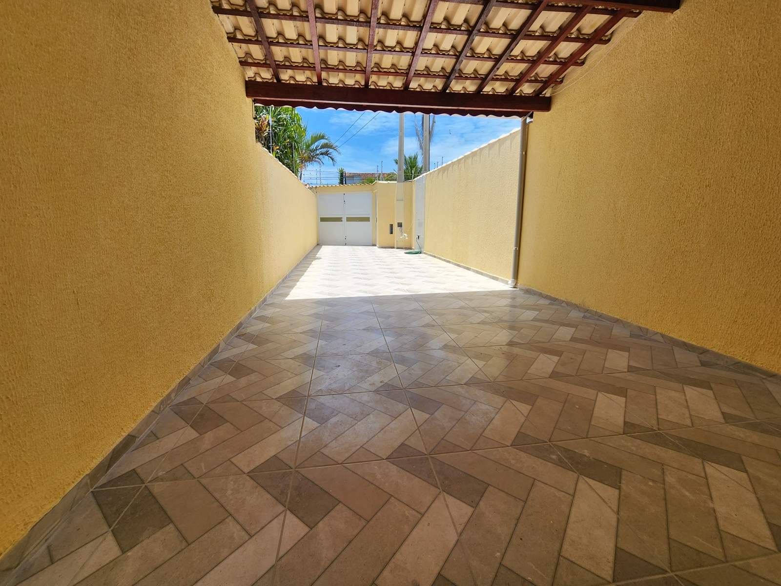 Casa Térrea 2 Dorms (1 Suíte) com Piscina e Churrasqueira - 2 Vagas