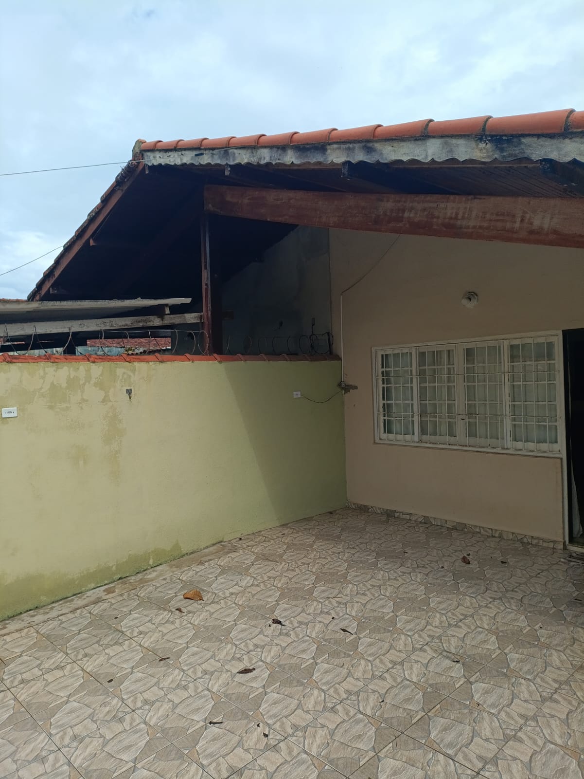 CAS261300 Casa no Suarão com Edícula e Churrasqueira – 2 Minutos do Centro Comercial – Aceita Financiamento!