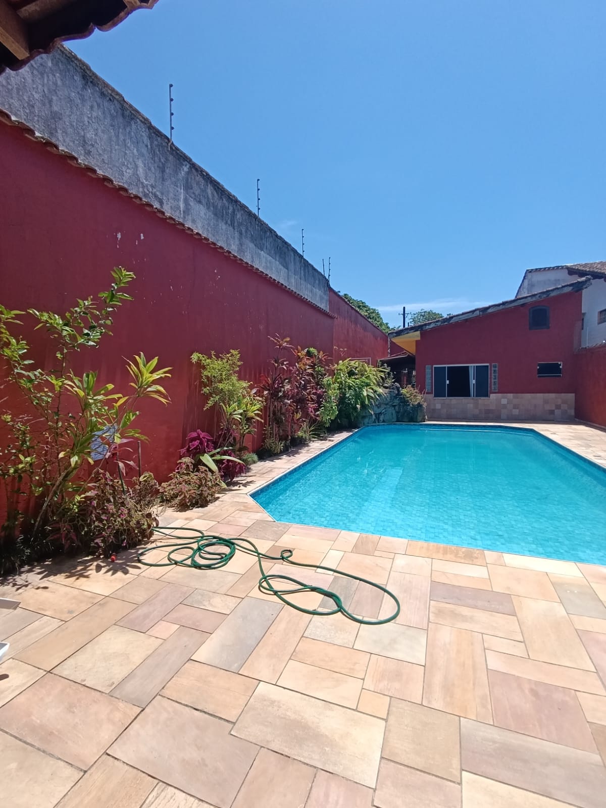 CAS261311 Casa em Itanhaém 5 dormitórios com piscina de alvenaria a 200m da praia