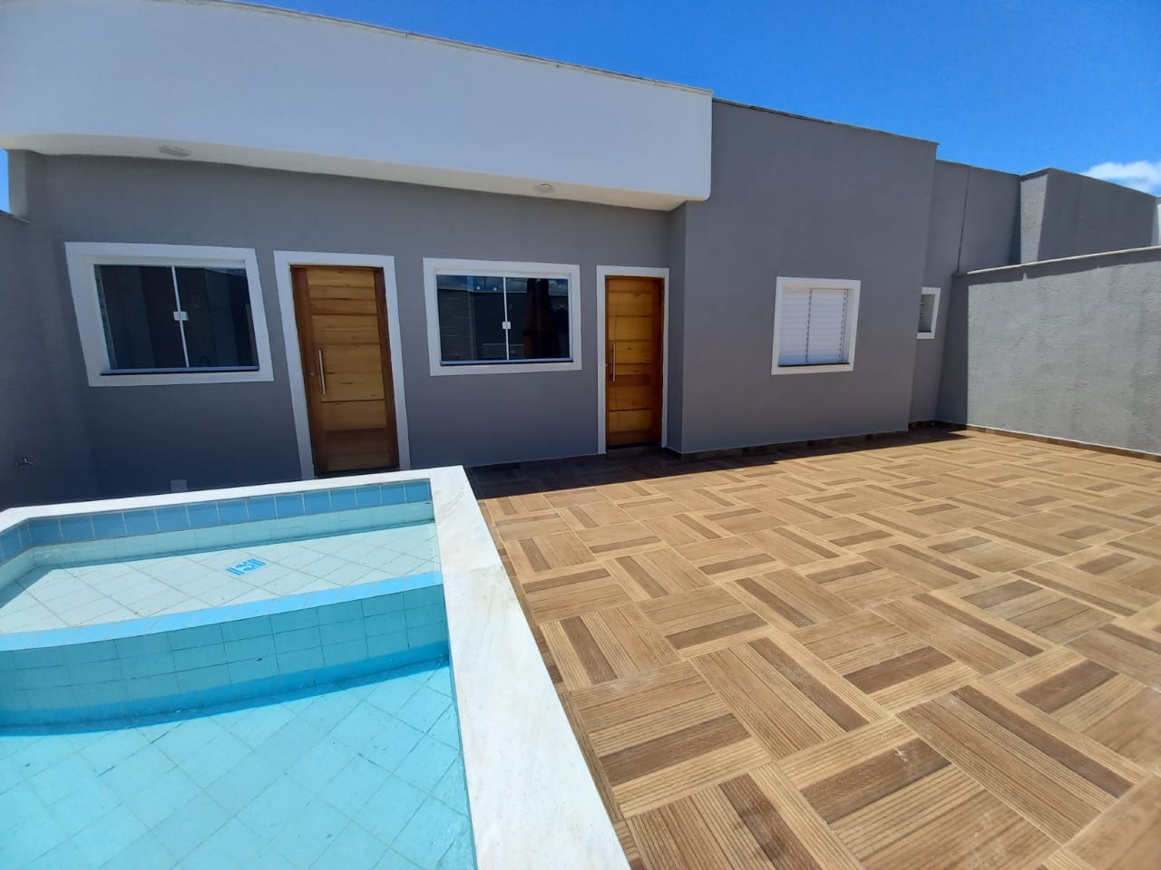 Casa 2 Dorms (1 Suíte) com Planejados e Piscina com Cascata