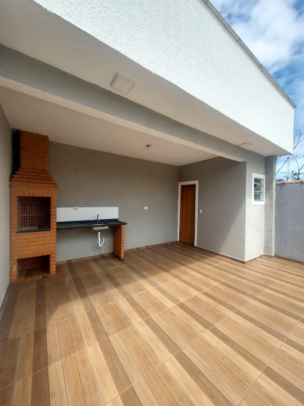 Casa Superior 3 Dorms com Suíte, Closet, Planejados e Piscina 7x3!