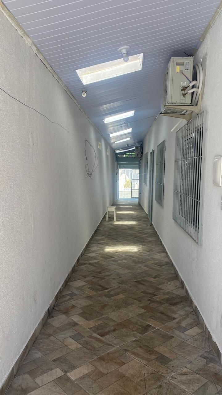 Casa Térrea com 3 Suítes, Ar-Condicionado e Piscina - Semi-Mobiliada