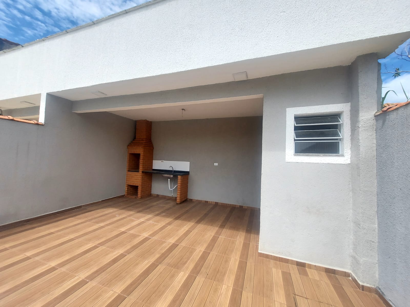 Casa Superior 3 Dorms com Suíte, Closet, Planejados e Piscina 7x3!