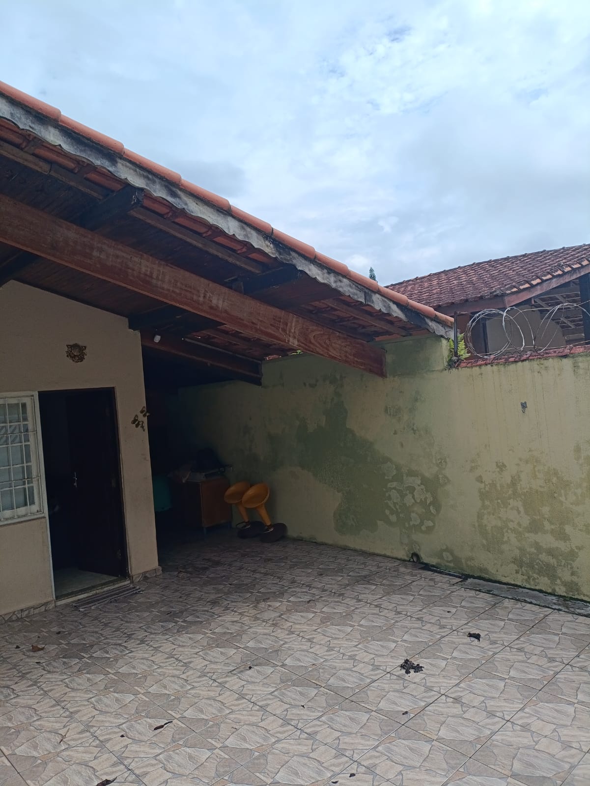 CAS261300 Casa no Suarão com Edícula e Churrasqueira – 2 Minutos do Centro Comercial – Aceita Financiamento!