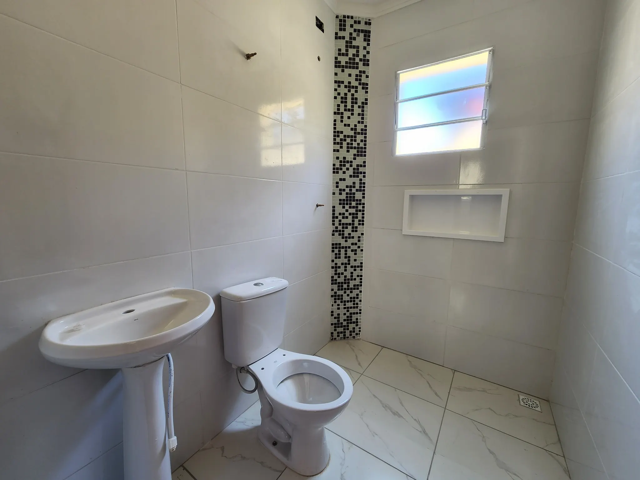 Casa Térrea 2 Dorms (1 Suíte) com Piscina e Churrasqueira - 2 Vagas