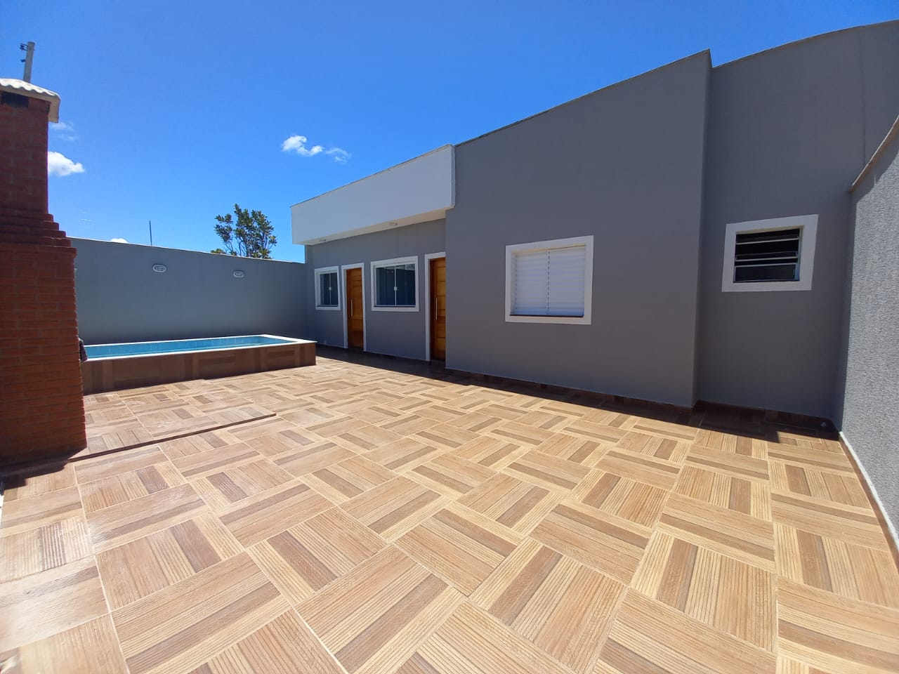 Casa 2 Dorms (1 Suíte) com Planejados e Piscina com Cascata