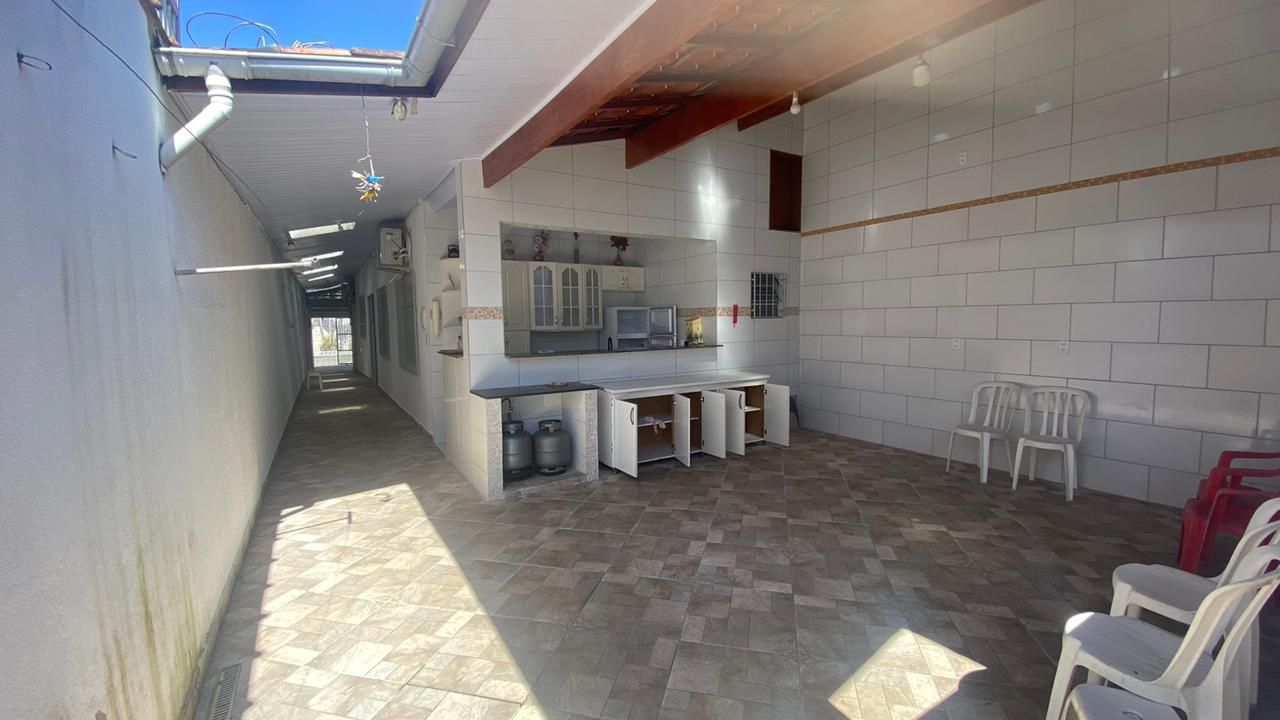 Casa Térrea com 3 Suítes, Ar-Condicionado e Piscina - Semi-Mobiliada